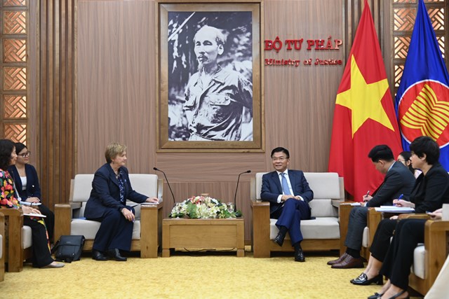 Bộ trưởng Bộ Tư ph&aacute;p L&ecirc; Th&agrave;nh Long tiếp b&agrave; Rana Flowers - Trưởng đại diện UNICEF tại Việt Nam.