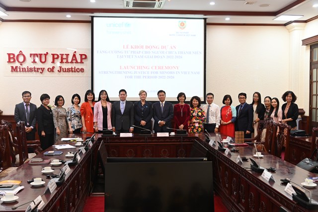 C&aacute;c đại biểu chụp ảnh lưu niệm tại Lễ khởi động