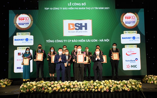 &Ocirc;ng Nguyễn Văn Trưởng - Ph&oacute; TGĐ BSH (đứng giữa h&agrave;ng đầu ti&ecirc;n) tham gia lễ c&ocirc;ng bố v&agrave; vinh danh Top 10 thương hiệu bảo hiểm uy t&iacute;n&nbsp;2021 &nbsp;