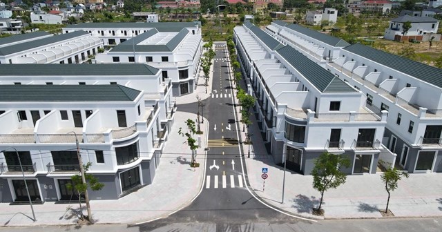 Happy Home Quảng Trị cung cấp 142 căn liền kề hiện hữu, ph&aacute;p l&yacute; r&otilde; r&agrave;ng v&agrave; ho&agrave;n thiện hạ tầng ngay từ thời điểm giới thiệu &nbsp;