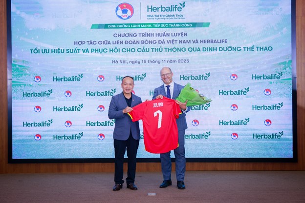 Herbalife Vietnam đồng h&#224;nh c&#249;ng Li&#234;n Đo&#224;n B&#243;ng Đ&#225; Việt Nam tổ chức buổi đ&#224;o tạo về dinh dưỡng thể thao n&#226;ng cao cho c&#225;c huấn luyện vi&#234;n v&#224; cầu thủ b&#243;ng đ&#225; - Ảnh 3