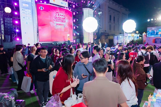 Đ&ocirc;ng đảo bạn trẻ tham gia Online Friday 2025 - Ảnh: VGP/Vũ Phong