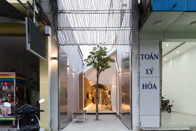 Nh&#224; mặt phố hẹp ngang như cabin m&#225;y bay giữa l&#242;ng TP HCM - Ảnh 1