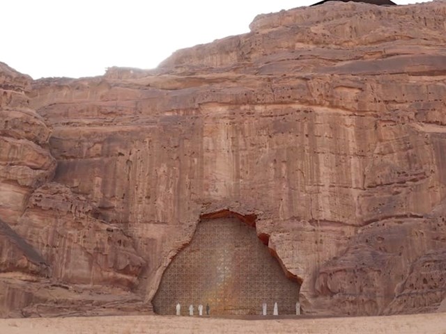 Kh&aacute;ch sạn Sharaan được Jean Nouvel thiết kế sẽ x&acirc;y ở Alula, một khu di t&iacute;ch c&aacute;ch Petra khoảng 563 km. "Alula giống như một bảo t&agrave;ng ngo&agrave;i trời, khi bạn c&oacute; thể đi dạo, ngắm nh&igrave;n những ngọn n&uacute;i với c&aacute;c tầng lớp đất đ&aacute; đặc trưng, c&ugrave;ng phong cảnh như tranh vẽ. Thi c&ocirc;ng ở đ&acirc;y thực sự l&agrave; một tr&aacute;ch nhiệm, thử th&aacute;ch lớn", theo Jean Nouvel.