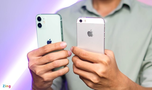 iPhone 12 mini c&oacute; khối lượng 135 gram, nặng hơn so với con số 112 gram tr&ecirc;n iPhone 5S. Cả 2 sản phẩm đều c&oacute; khung viền vu&ocirc;ng vức. Tuy nhi&ecirc;n, iPhone 5S c&oacute; 2 đường cắt kim cương chạy quanh th&acirc;n m&aacute;y n&ecirc;n mang đến cảm gi&aacute;c cấn tay hơn so với iPhone 12 mini.