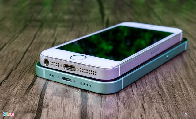 Apple&nbsp;đ&atilde; bỏ jack cắm tai nghe 3,5 mm từ khi ra mắt iPhone 7 (năm 2016). V&igrave; thế, tr&ecirc;n mẫu iPhone 12 mini, jack cắm tai nghe 3,5 mm cũng kh&ocirc;ng được xuất hiện. B&ecirc;n cạnh đ&oacute;, năm nay Apple cũng cắt bỏ củ sạc v&agrave; tai nghe EarPods ch&acirc;n Lightning trong hộp sản phẩm.