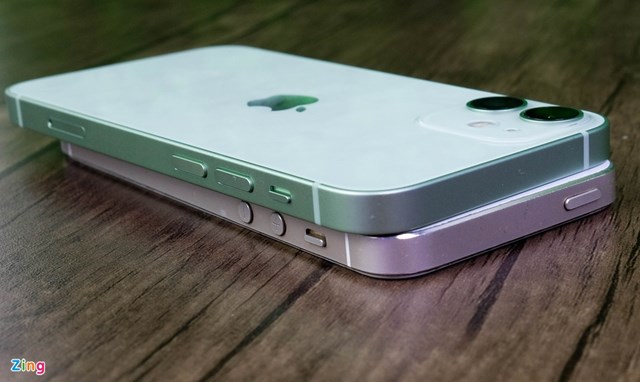 iPhone 12 mini ch&iacute;nh h&atilde;ng đang được c&aacute;c hệ thống smartphone ch&agrave;o b&aacute;n với gi&aacute; từ 19 triệu đồng cho phi&ecirc;n bản 64 GB. M&aacute;y c&oacute; m&agrave;u xanh dương, xanh l&aacute;, đỏ, trắng v&agrave; đen. Dự kiến, sản phẩm sẽ được l&ecirc;n kệ tại Việt Nam từ ng&agrave;y 27/11. iPhone 5S ch&iacute;nh h&atilde;ng đ&atilde; ngưng b&aacute;n ở Việt Nam. Người d&ugrave;ng c&oacute; thể t&igrave;m mua h&agrave;ng qua sử dụng với gi&aacute; khoảng một triệu đồng.
