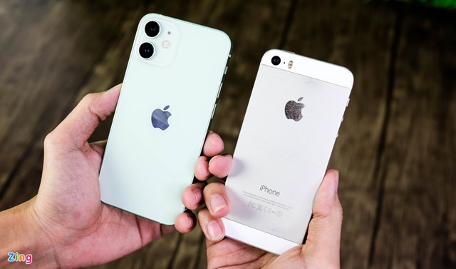 Cụm camera k&eacute;p 12 MP tr&ecirc;n iPhone 12 mini được l&agrave;m to v&agrave; nổi bật hơn so với camera 8 MP tr&ecirc;n iPhone 5S. Mẫu iPhone mới được trang bị nhiều chế độ chụp ảnh như g&oacute;c rộng, ch&acirc;n dung v&agrave; đ&ecirc;m. Tốc độ lấy n&eacute;t v&agrave; chụp ảnh tr&ecirc;n iPhone 12 mini nhanh hơn so với iPhone 5S.