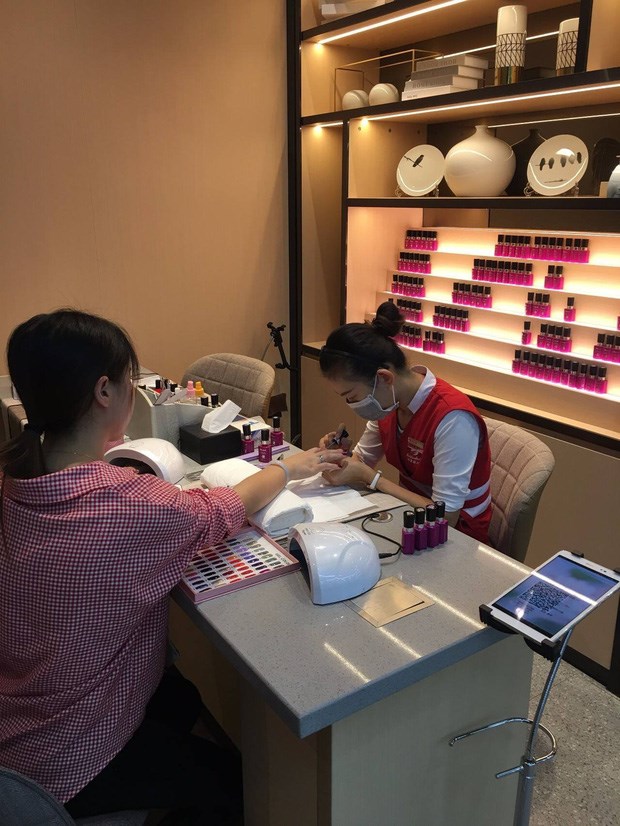 Ở Haidilao, kh&aacute;ch h&agrave;ng được phục vụ v&ocirc; c&ugrave;ng chu đ&aacute;o