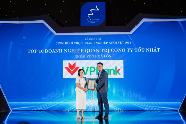 B&agrave; Lưu Thị Thảo - Ph&oacute; Tổng gi&aacute;m đốc Thường trực ki&ecirc;m Gi&aacute;m đốc Điều h&agrave;nh Cao cấp VPBank nhận giải Top 10 Doanh nghiệp nh&oacute;m vốn h&oacute;a lớn c&oacute; Quản trị c&ocirc;ng ty tốt nhất &nbsp;
