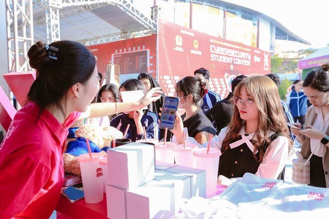 Sinh vi&ecirc;n h&agrave;o hứng tham gia &ldquo;Thử th&aacute;ch bảo mật&rdquo; v&agrave; t&igrave;m hiểu c&ocirc;ng nghệ tại gian h&agrave;ng MoMo