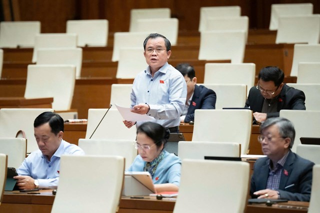 Đại biểu Nguyễn T&acirc;m H&ugrave;ng.