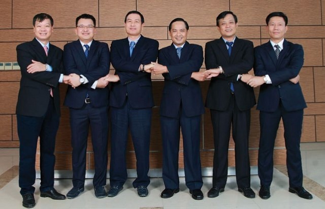 TGĐ Nguyễn B&aacute; Dương c&ugrave;ng c&aacute;c Ph&oacute; TGĐ giai đoạn 2016-2017.