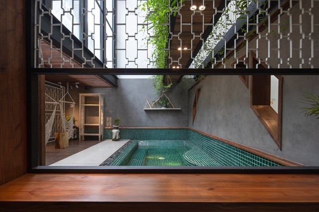 Điểm kh&aacute;c biệt của homestay n&agrave;y l&agrave; mặt tiền phủ m&agrave;u trắng c&ugrave;ng lối kiến ​​tr&uacute;c thể hiện đặc trưng của th&agrave;nh phố m&ugrave; sương.&nbsp;