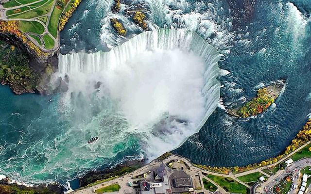 Niagara khi nh&igrave;n từ tr&ecirc;n cao.