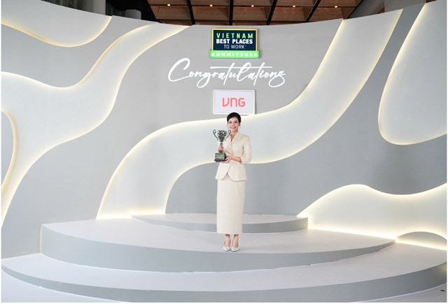 B&agrave; Trần Xu&acirc;n Ngọc Thảo, Gi&aacute;m đốc Nh&acirc;n sự v&agrave; Truyền th&ocirc;ng VNG tại tại lễ trao giải do Anphabe tổ chức.