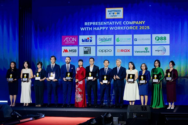 Đại diện ROX Group (thứ ba từ phải sang) nhận chứng nhận &ldquo;Nguồn nh&acirc;n lực hạnh ph&uacute;c&rdquo; &nbsp;
