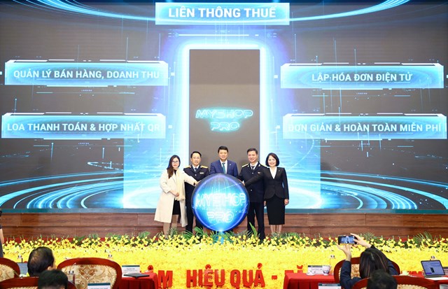 Đại diện Cục Thuế, BIDV v&agrave; hộ kinh doanh thực hiện nghi thức ra mắt MyShop Pro&nbsp; - hệ sinh th&aacute;i t&agrave;i ch&iacute;nh to&agrave;n diện d&agrave;nh cho tiểu thương, hộ kinh doanh &nbsp;