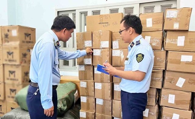 Trong giai đoạn kiểm tra 20/10 - 18/11/2025, Chi cục Quản lý thị trường TP HCM đã phát hiện hơn 372.000 sản phẩm nhập lậu, không rõ nguồn gốc - Ảnh minh họa