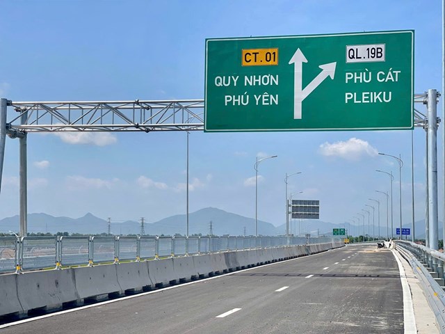 Nhà thầu đang nỗ lực để đưa cao tốc Hoài Nhơn - Quy Nhơn cán đích vào 16/12 - Ảnh: Báo Xây dựng