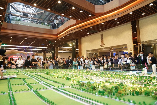 Rất đ&ocirc;ng kh&aacute;ch h&agrave;ng tham quan v&agrave; t&igrave;m hiểu c&aacute;c Dự &aacute;n trong ng&agrave;y khai trương Novaland Gallery 179 Hai B&agrave; Trưng, Q.3