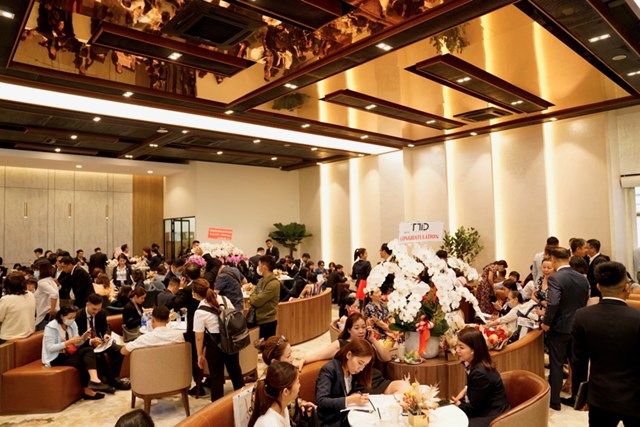 Novaland Gallery bao gồm 2 tầng lầu với kh&ocirc;ng gian rộng tho&aacute;ng, hiện đại, được đ&aacute;nh gi&aacute; l&agrave; Điểm đến mới cho Kh&aacute;ch h&agrave;ng, nh&agrave; đầu tư.