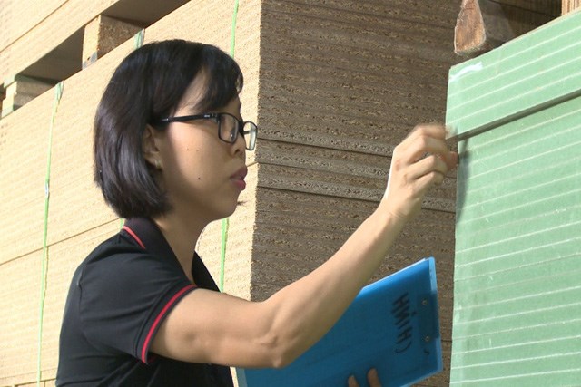 V&igrave; dịch bệnh n&ecirc;n c&ocirc;ng việc của chị Mai bị tạm ngừng trong 3 th&aacute;ng.