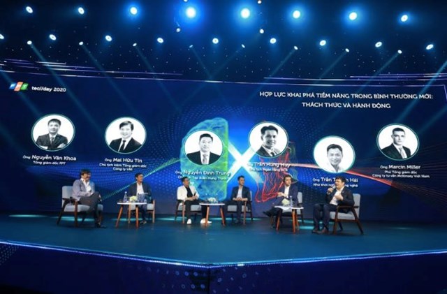 &Ocirc;ng Mai Hữu T&iacute;n (g&oacute;c tr&aacute;i) tham gia thảo luận tại FPT Techday 2020.