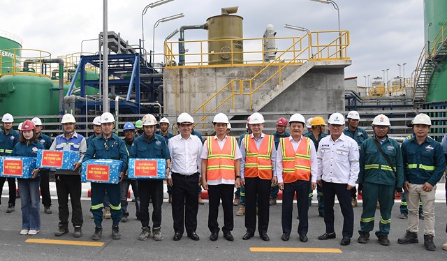 Ph&oacute; Thủ tướng tặng qu&agrave; c&ocirc;ng nh&acirc;n, người lao động đang l&agrave;m việc tại dự &aacute;n - Ảnh: VGP/Hải Minh