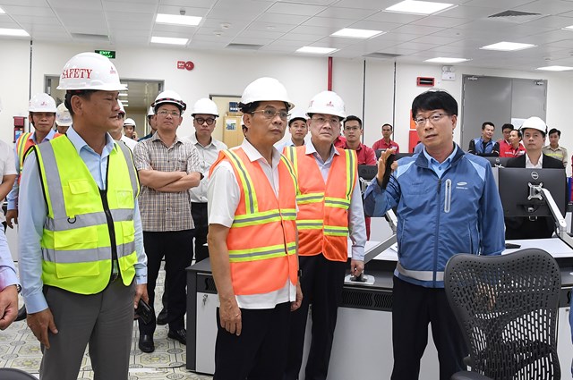 Ph&oacute; Thủ tướng n&oacute;i chuyện với nh&agrave; thầu quốc tế - Ảnh: VGP/Hải Minh