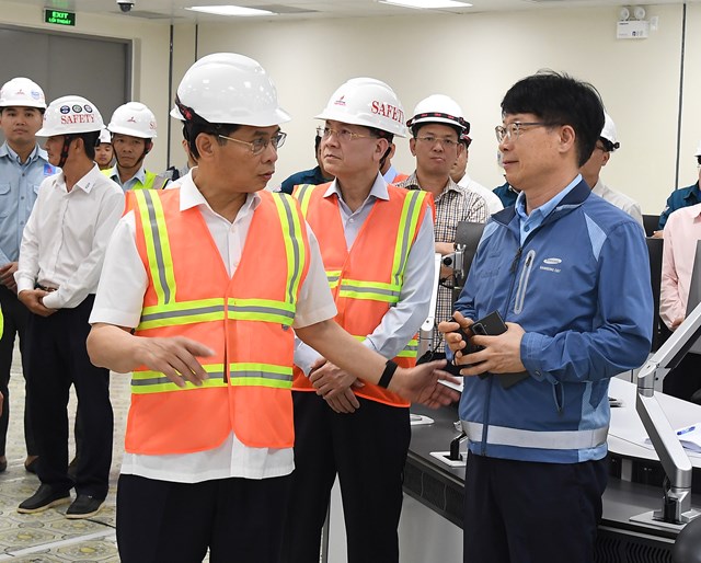 Ph&oacute; Thủ tướng đề nghị nh&agrave; thầu quốc tế tiếp tục phối hợp với chủ đầu tư trong c&ocirc;ng t&aacute;c đ&agrave;o tạo c&aacute;n bộ, chuyển giao c&ocirc;ng nghệ vận h&agrave;nh để PV Power tự chủ trong vận h&agrave;nh cụm nh&agrave; m&aacute;y - Ảnh: VGP/Hải Minh