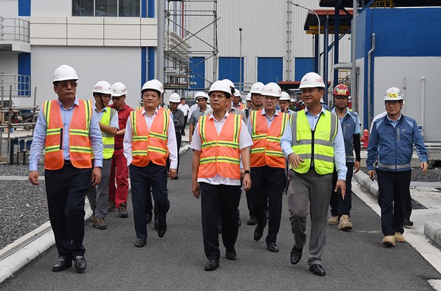 Ph&oacute; Thủ tướng b&agrave;y tỏ vui mừng chứng kiến một trong những cụm dự &aacute;n trọng điểm của ng&agrave;nh dầu kh&iacute; đ&atilde; ho&agrave;n th&agrave;nh v&agrave; sẵn s&agrave;ng đưa v&agrave;o vận h&agrave;nh thương mại, g&oacute;p phần bảo đảm an ninh năng lượng quốc gia - Ảnh: VGP/Hải Minh