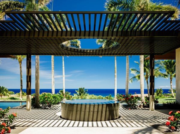 Khi c&ograve;n nhỏ, b&agrave; Claudia Huntington thường đi du lịch với bố mẹ đến Hawaii. Nhưng gia đ&igrave;nh lu&ocirc;n ở trong kh&aacute;ch sạn. Đến khi đ&atilde; lập gia đ&igrave;nh v&agrave; c&oacute; con, trở th&agrave;nh gi&aacute;m đốc danh mục đầu tư tại Capital Group, b&agrave; quyết định thu&ecirc; một ng&ocirc;i nh&agrave;. Sau đ&oacute;, b&agrave; Huntington nhủ thầm: "Tại sao kh&ocirc;ng cố gắng x&acirc;y ng&ocirc;i nh&agrave; trong mơ?".