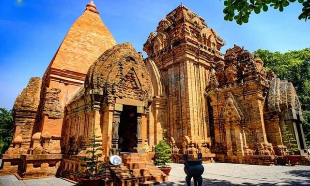 Tổng thể Th&aacute;p Ponagar