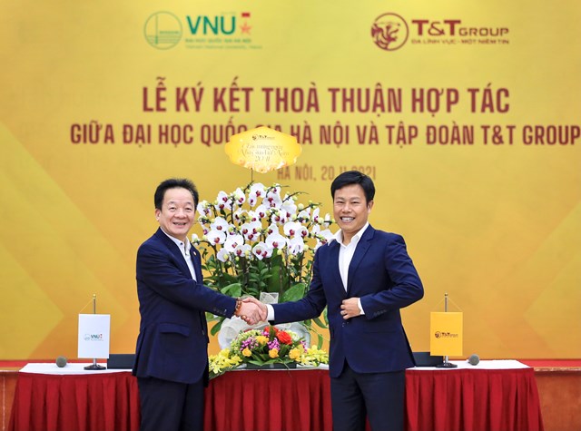 Chủ tịch HĐQT ki&ecirc;m Tổng Gi&aacute;m đốc T&amp;T Group Đỗ Quang Hiển tặng hoa ch&uacute;c mừng ng&agrave;y Nh&agrave; gi&aacute;o Việt Nam 20/11.