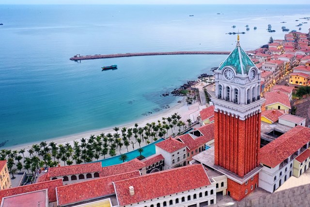La Festa Phu Quoc, Curio Collection by Hilton sở hữu b&atilde;i biển tuyệt đẹp v&agrave; l&agrave; nơi ngắm ho&agrave;ng h&ocirc;n đẹp nhất Ph&uacute; Quốc.