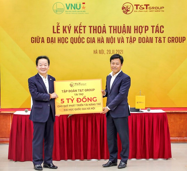 Chủ tịch HĐQT ki&ecirc;m Tổng Gi&aacute;m đốc T&amp;T Group Đỗ Quang Hiển trao tặng 5 tỷ đồng cho Quỹ Ph&aacute;t triển t&agrave;i năng trẻ của ĐHQGHN.