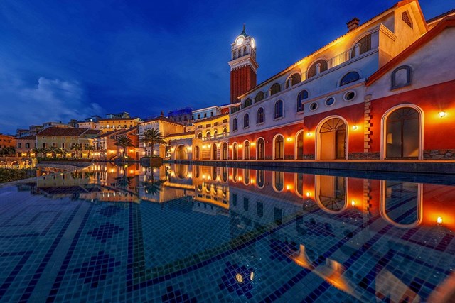 La Festa Phu Quoc sở hữu một hồ bơi v&ocirc; cực tuyệt đẹp s&aacute;t biển c&ugrave;ng hệ thống tiện &iacute;ch hiện đại