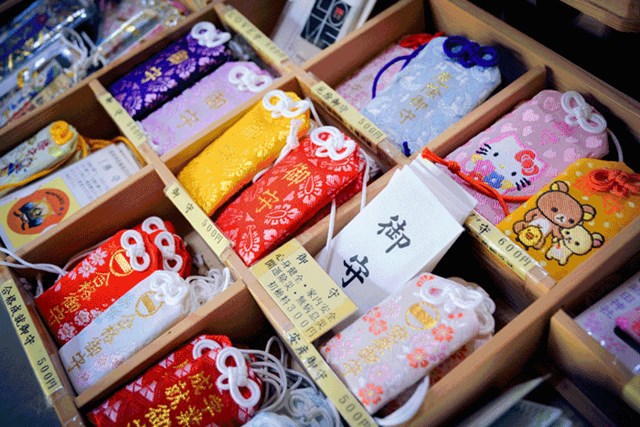 Omamori l&agrave; một loại b&ugrave;a hộ mệnh của người Nhật