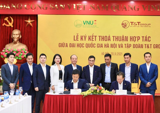 Chủ tịch HĐQT ki&ecirc;m Tổng Gi&aacute;m đốc T&amp;T Group Đỗ Quang Hiển v&agrave; GS.TS L&ecirc; Qu&acirc;n, Gi&aacute;m đốc ĐHQHN k&yacute; kết Thỏa thuận hợp t&aacute;c chiến lược.
