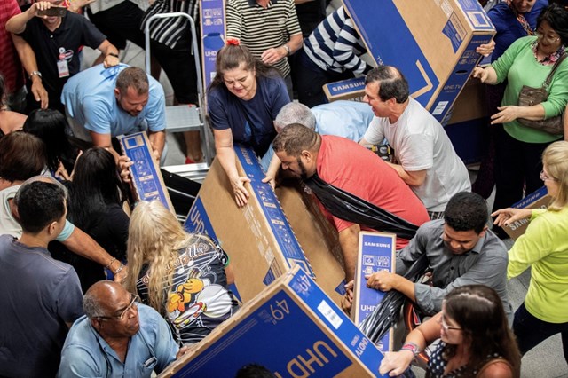 44% người Mỹ đ&atilde; vay nợ để mua sắm trong dịp Black Friday năm 2019.
