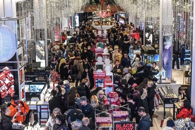 Black Friday được coi l&agrave; ng&agrave;y mở h&agrave;ng cho m&ugrave;a mua sắm Gi&aacute;ng Sinh ở Mỹ kể từ năm 1952.