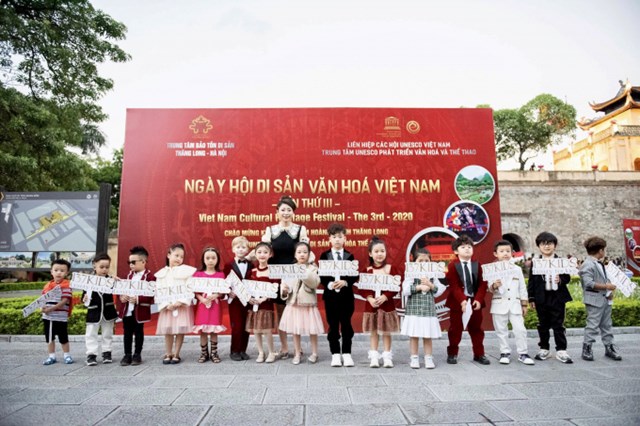 Gi&aacute;m đốc truyền th&ocirc;ng 137KIDS - Vũ Th&ugrave;y Anh v&agrave; d&agrave;n mẫu nh&iacute; Thủ Đ&ocirc;.