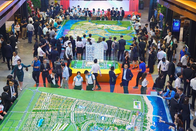 Kh&aacute;ch h&agrave;ng t&igrave;m hiểu Dự &aacute;n tại Novaland Gallery 179 Hai B&agrave; Trưng, Quận 3, TP HCM