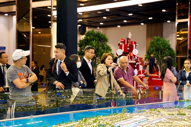 Kh&aacute;ch h&agrave;ng tham quan sa b&agrave;n của Aqua City &ndash; một trong những Dự &aacute;n trọng điểm được Novaland giới thiệu trong thời gian qua