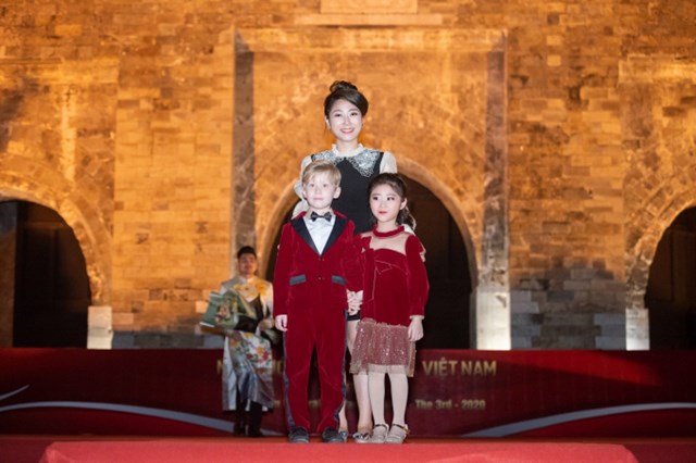 Gi&aacute;m đốc truyền th&ocirc;ng 137KIDS - Vũ Th&ugrave;y Anh v&agrave; Đại Sứ Thương Hiệu 137KIDS ra ch&agrave;o kh&aacute;n giả.