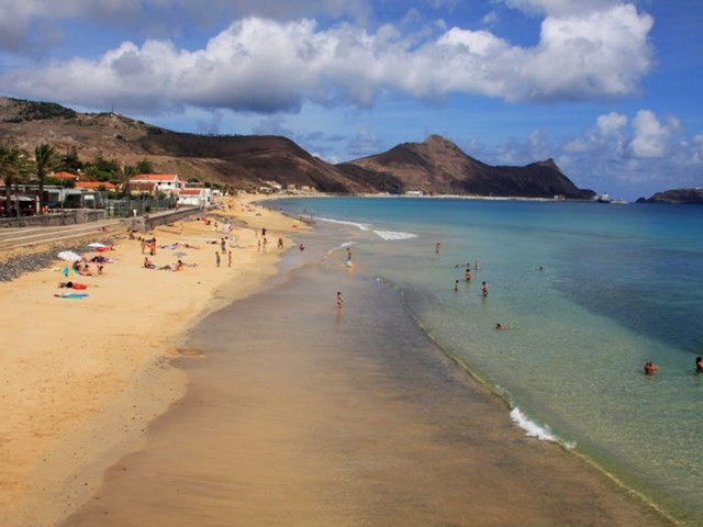 Ở đ&acirc;y cũng c&oacute; cả những nơi c&aacute;t trắng biển xanh tuyệt đẹp, như b&atilde;i biển Calheta.