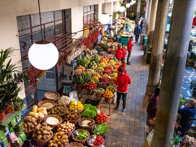 Những khu chợ ngập tr&agrave;n m&agrave;u sắc thu h&uacute;t đ&ocirc;ng du kh&aacute;ch tới mua c&aacute;c loại quả địa phương.