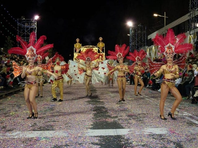 Madeira Carnival - một trong những lễ hội đường phố lớn nhất ch&acirc;u &Acirc;u. Lễ hội được tổ chức h&agrave;ng năm v&agrave;o thứ S&aacute;u trước M&ugrave;a chay (diễn ra v&agrave;o khoảng đầu th&aacute;ng 2).