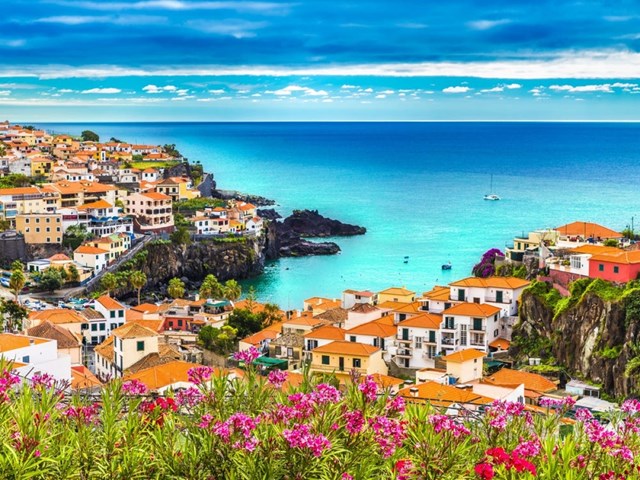 Quần đảo Madeira nằm giữa Đại T&acirc;y Dương, với 2 đảo ch&iacute;nh l&agrave; Madeira v&agrave; Porto Santo.